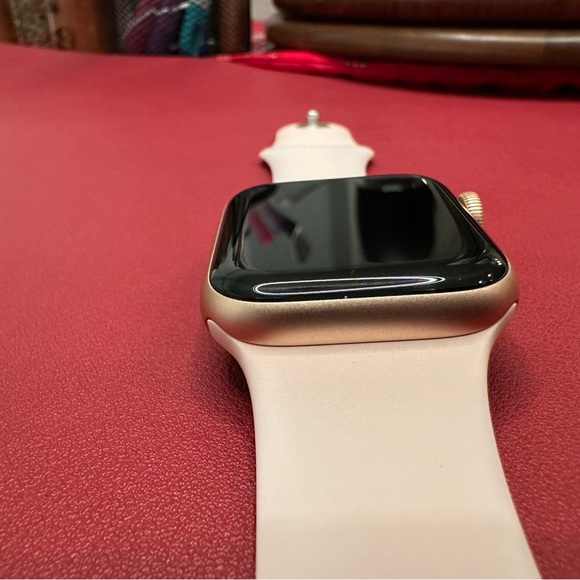 Series 5 Apple Watch - Rose Gold + 3 bands - Picture 6 of 13